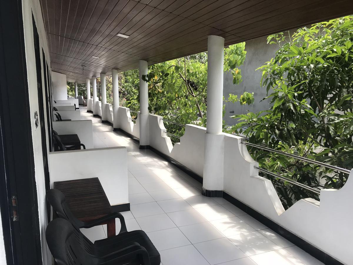 Golden Beach Inn Triquinimale Exterior foto