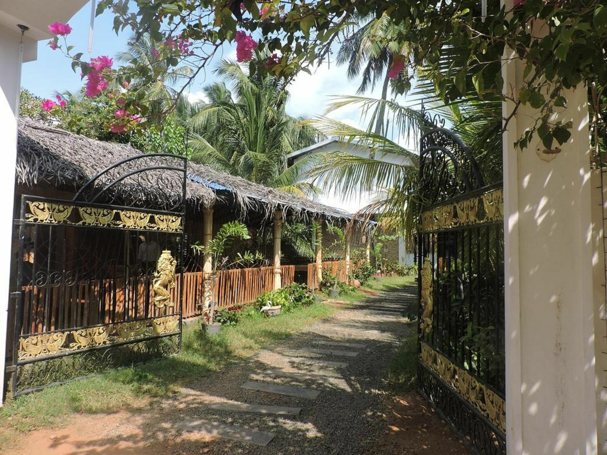 Golden Beach Inn Triquinimale Exterior foto